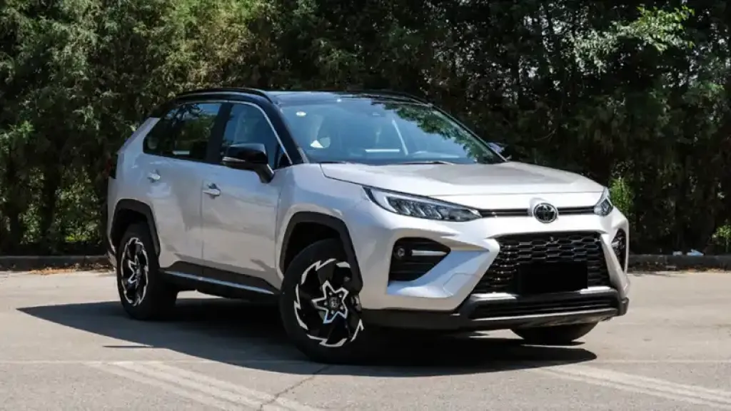Попит на нові авто зростає: за пів року українці купили майже 33 тисячі легковиків, лідирують Toyota RAV-4 і Renault Duster
