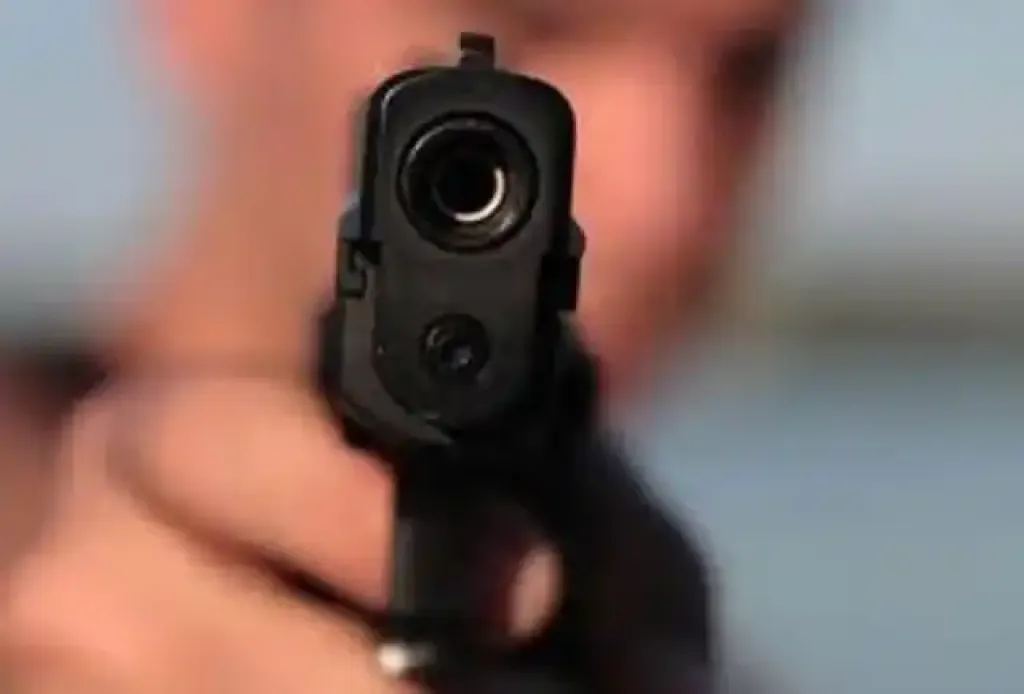 Зайшов з пістолетом і забрав гроші: у Бердичеві чоловік скоїв зухвалий розбій серед білого дня