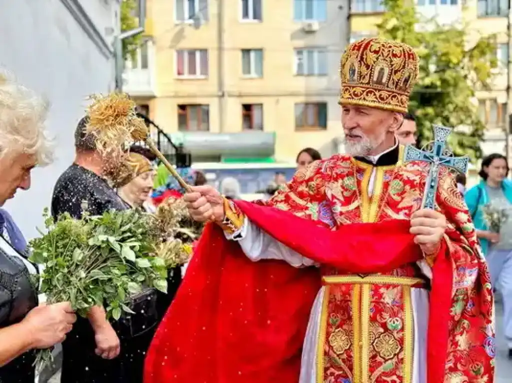 У Житомирі відзначили Медовий Спас: біля Свято-Михайлівського собору освячували маковійчики та мед