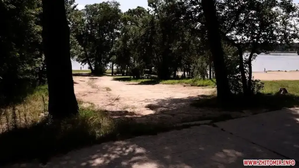 У Житомирському гідропарку облаштовують перший безбар’єрний спуск до води: коли завершать роботи