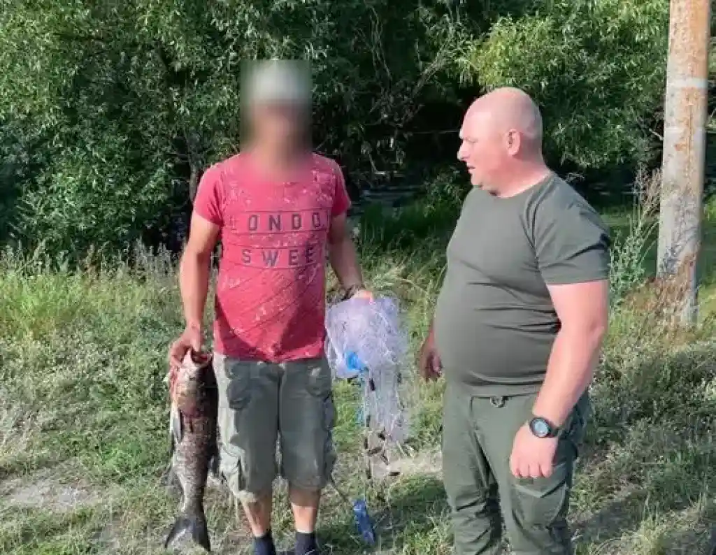 На Житомирщині чоловік ловив рибу «парашутом» і отримав адмінпротокол