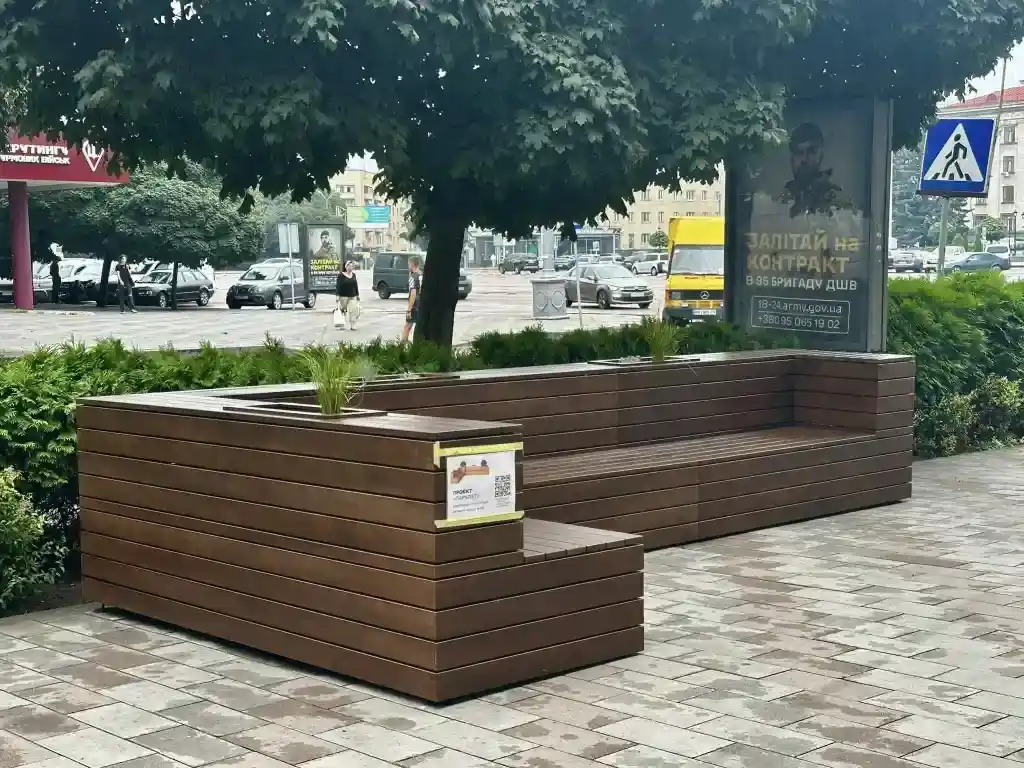 У Житомирі відкрили перший парклет: новий простір для відпочинку містян
