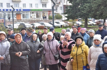 У Коростені пенсіонери вийшли на мітинг під міськрадою: вимагали відновлення соцвиплат і скасування верифікації чорнобильських посвідчень