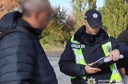 У Житомирському районі чоловік намагався підкупити поліцейських 100 доларами, щоб уникнути покарання за пияцтво на роботі