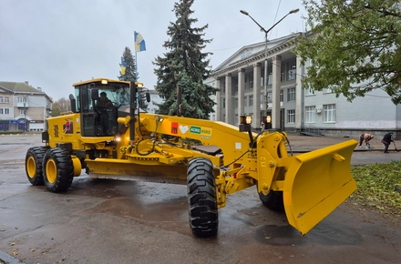 Акріс Агро передала Коростишівській громаді грейдер для ремонту доріг та благоустрою