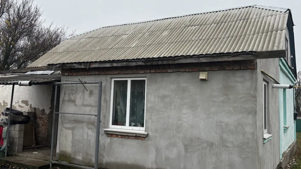 Три роки після обстрілу: на Житомирщині жінка продовжує відновлювати будинок, дах якого частково перекрили за держкошти