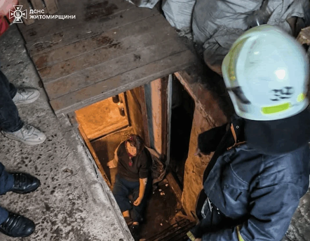 У Бердичеві рятувальники дістали з підвалу травмовану жінку