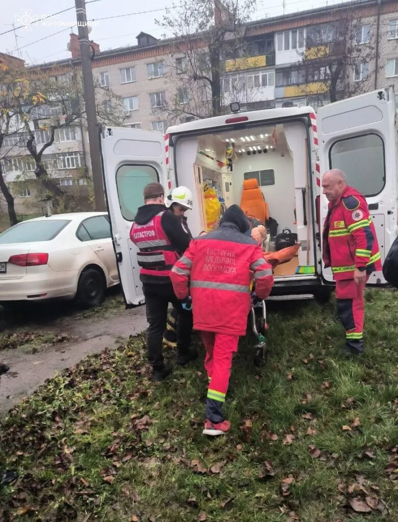 У Бердичеві рятувальники дістали з підвалу травмовану жінку