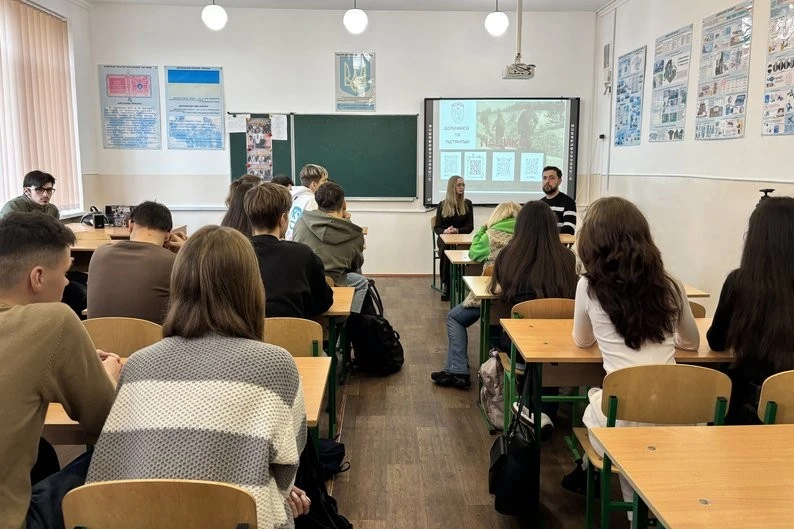 У Житомирському ліцеї презентували фільм про бійців T-COMPANY: розмова з режисером і відверті реакції учнів