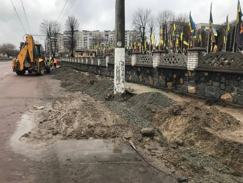 Тривалий ремонт на Селецькій: у Житомирі оновлюють тротуар біля військового кладовища