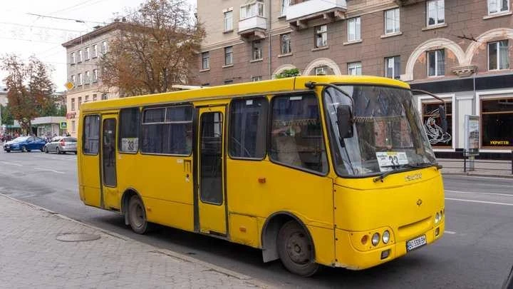 Транспортний колапс у Житомирі: депутати обговорюють заміну перевізника та повернення оплати готівкою в автобусах