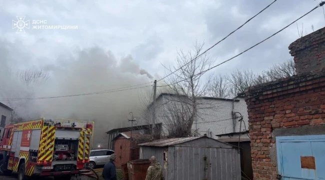 У Житомирі під час пожежі рятувальники вивели з пастки двох чоловіків