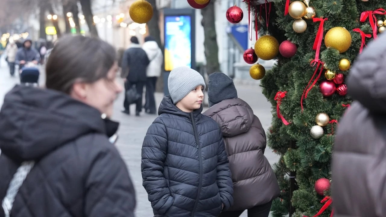 Святкова магія на Михайлівській: у Житомирі відкрили фотозону