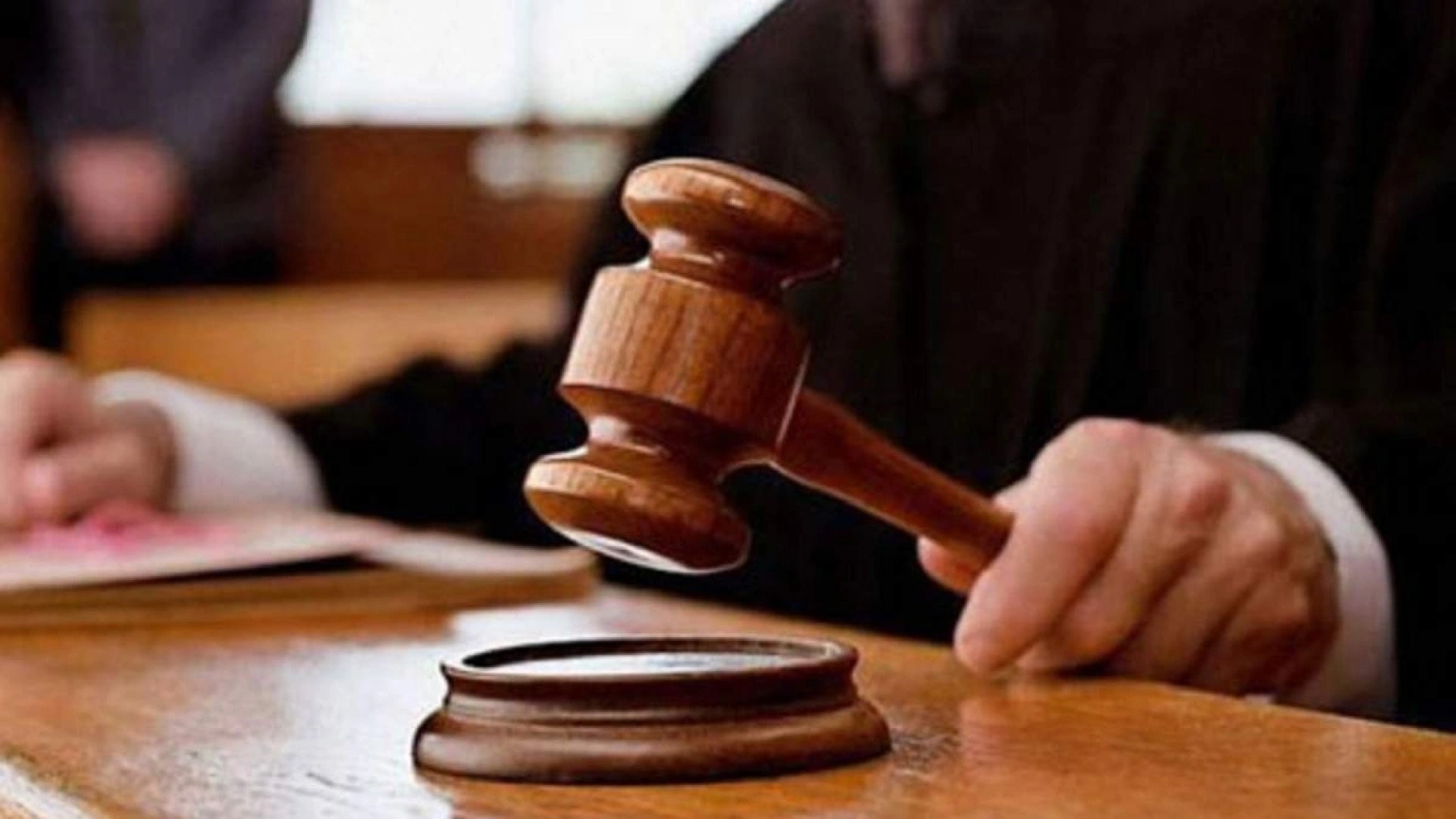 Жителя Олевська засудили до 3,5 року ув’язнення за зберігання наркотиків та бурштину