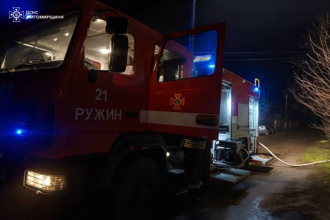 ДСНС Бердичівщини ліквідувала пожежу на даху приватного будинку