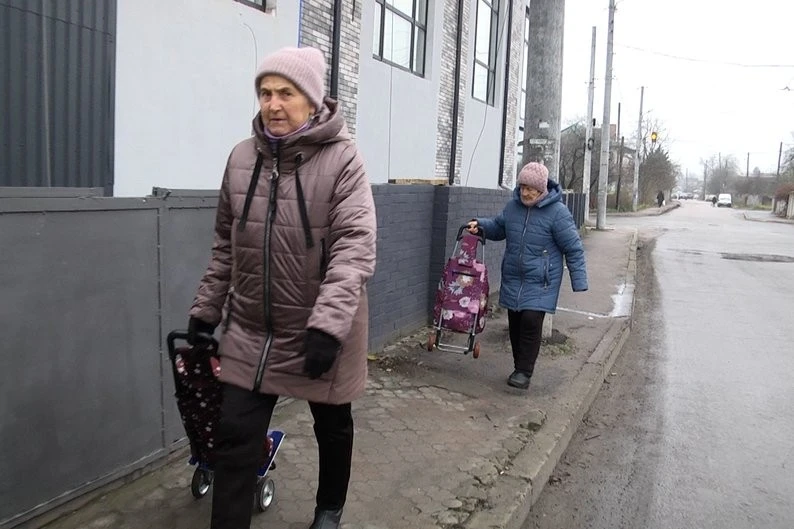 Електричні стовпи на Новосінній змушують пішоходів виходити на проїжджу частину