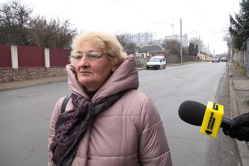 Електричні стовпи на Новосінній змушують пішоходів виходити на проїжджу частину