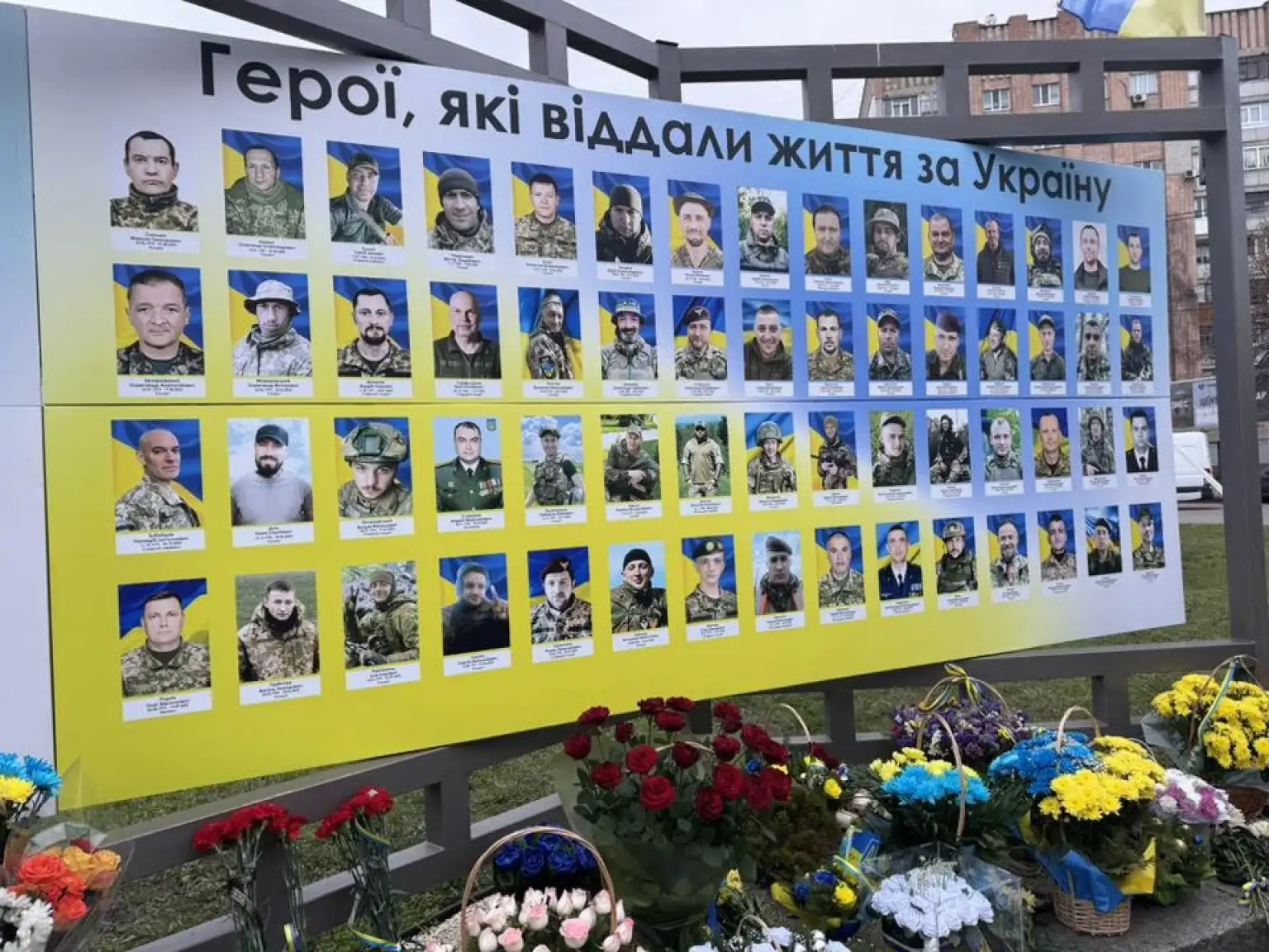 У Житомирі вшанували нових Героїв: на Алеї Слави з’явився стенд пам’яті до Дня Збройних Сил України