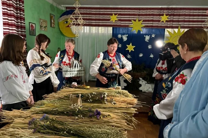 У Вільшанській громаді ліцеїсти опановують мистецтво плетіння різдвяних дідухів