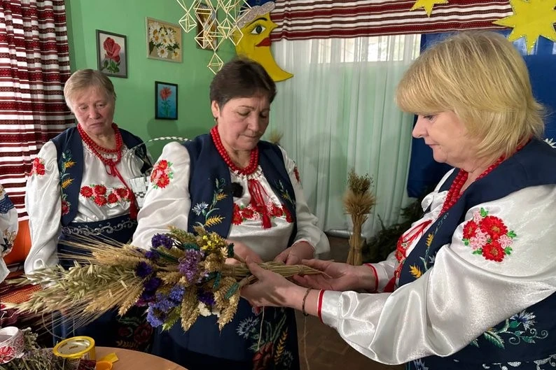 У Вільшанській громаді ліцеїсти опановують мистецтво плетіння різдвяних дідухів