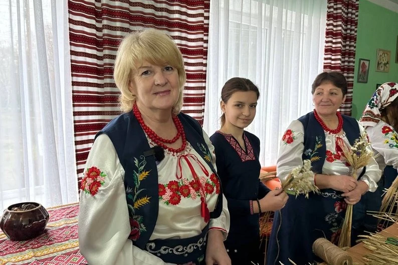 У Вільшанській громаді ліцеїсти опановують мистецтво плетіння різдвяних дідухів