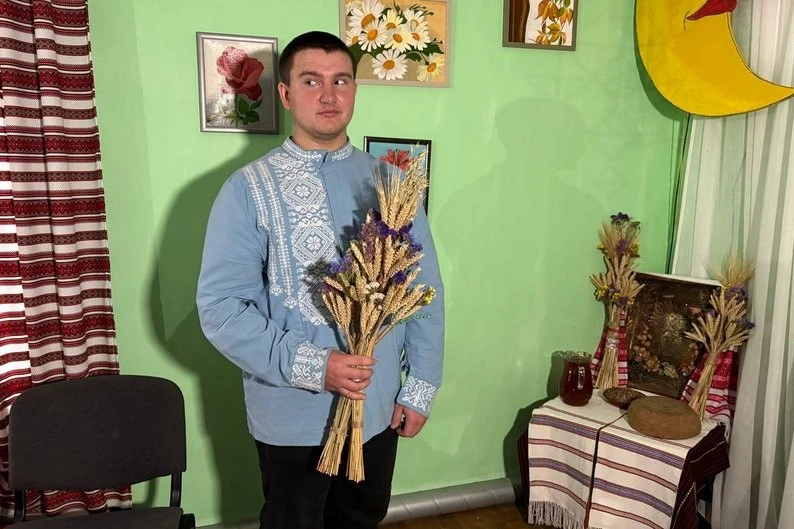 У Вільшанській громаді ліцеїсти опановують мистецтво плетіння різдвяних дідухів