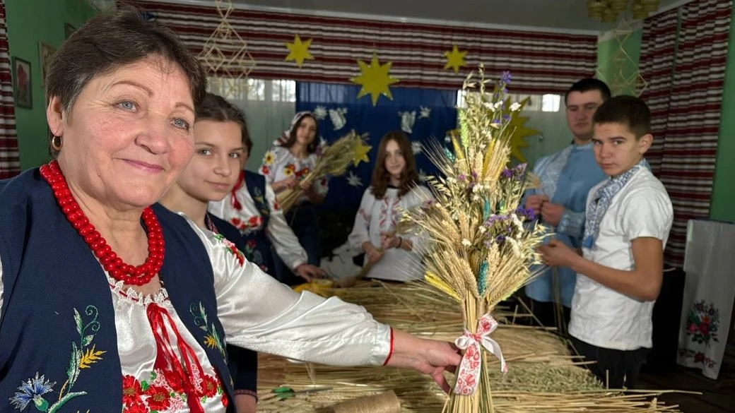 У Вільшанській громаді ліцеїсти опановують мистецтво плетіння різдвяних дідухів