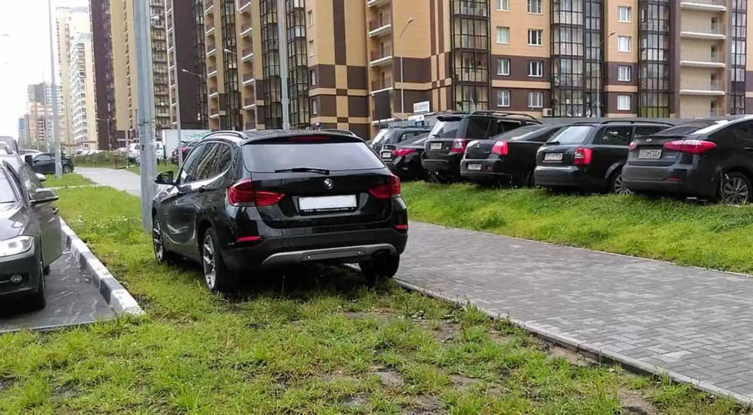 Чи можна паркуватися на чужій прибудинковій території: роз’яснює експерт ОСББ