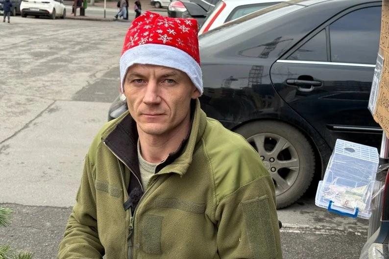 Різдвяне диво у Житомирі: ветеран війни дарує містянам святкові композиції