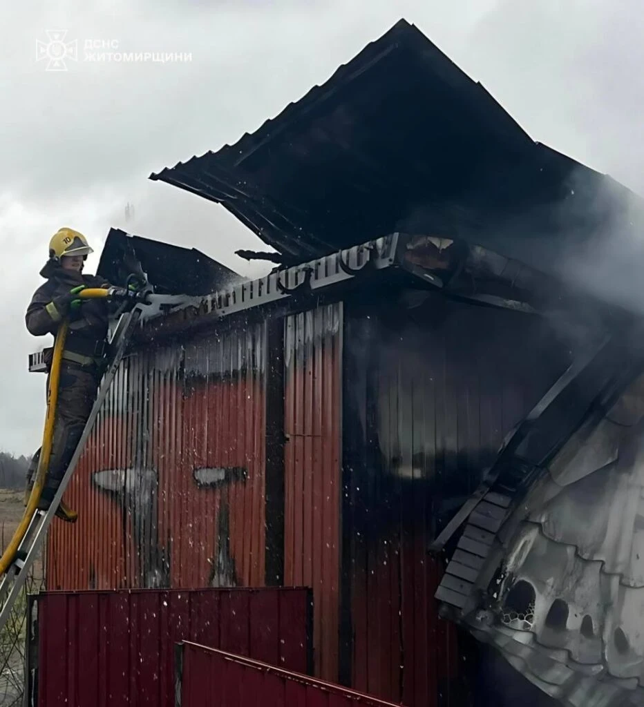 У Дідовичах рятувальники ліквідували пожежу в місцевому магазині