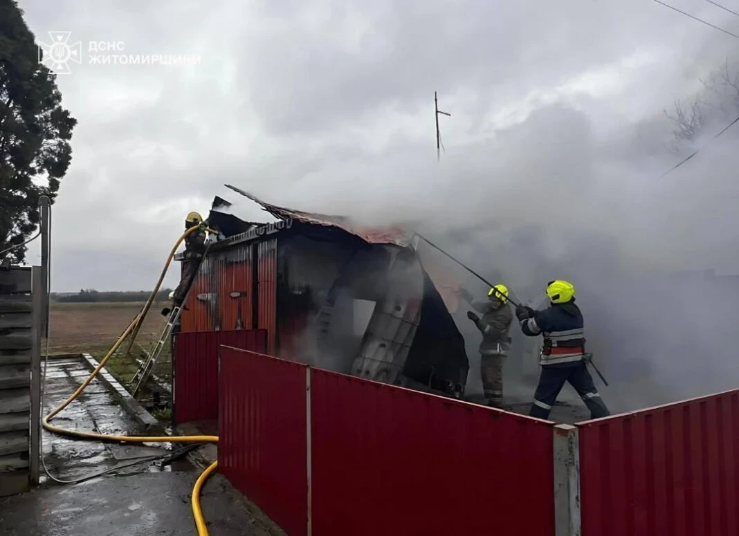У Дідовичах рятувальники ліквідували пожежу в місцевому магазині