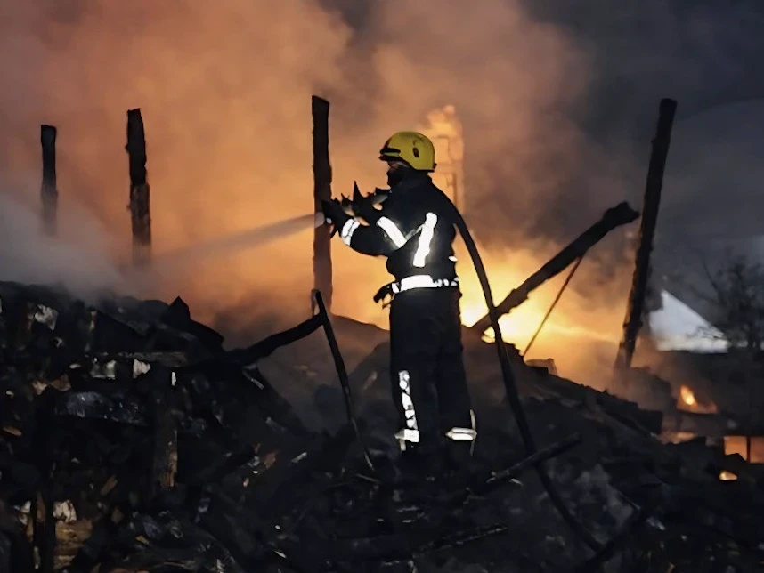 У Коростишеві рятувальники ліквідували пожежу, врятувавши сусідній будинок
