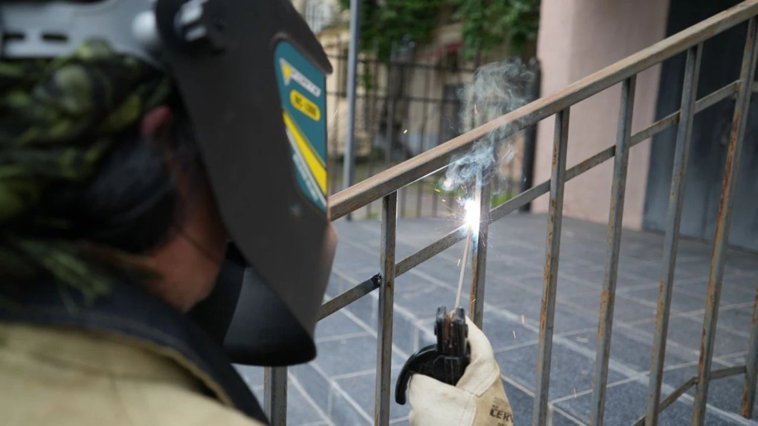 19-річна дівчина з Житомирщини освоїла “чоловічу” професію електрогазозварниці