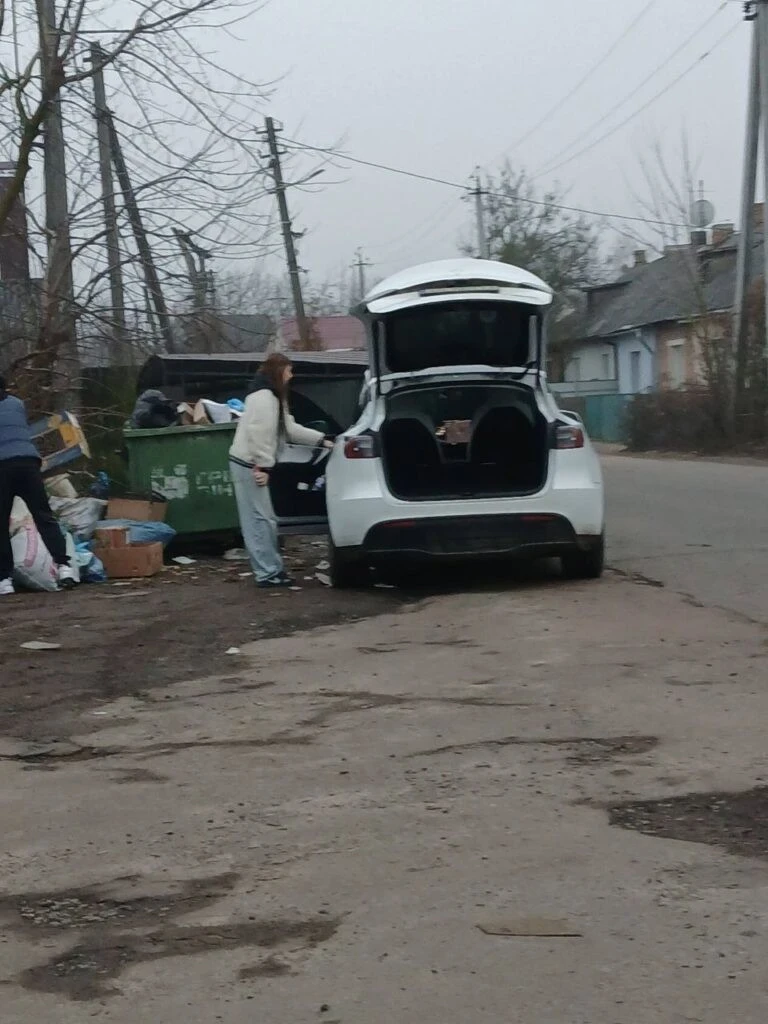 Контейнерний майданчик у Житомирі перетворився на місце незаконного скидання сміття