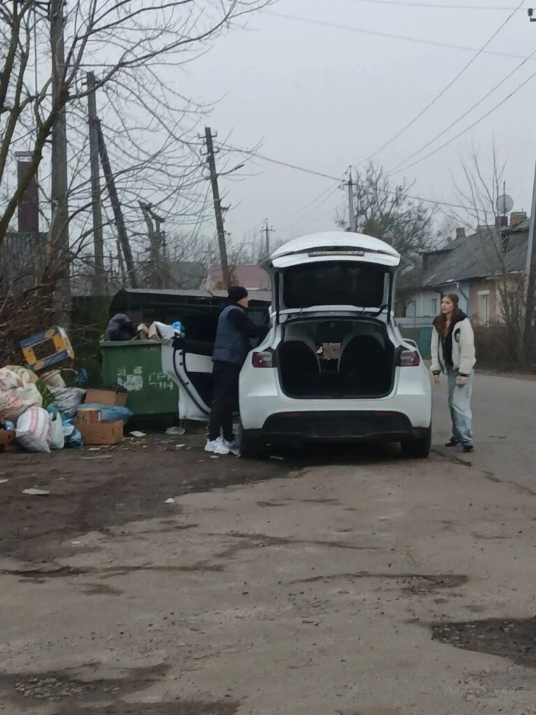 Контейнерний майданчик у Житомирі перетворився на місце незаконного скидання сміття