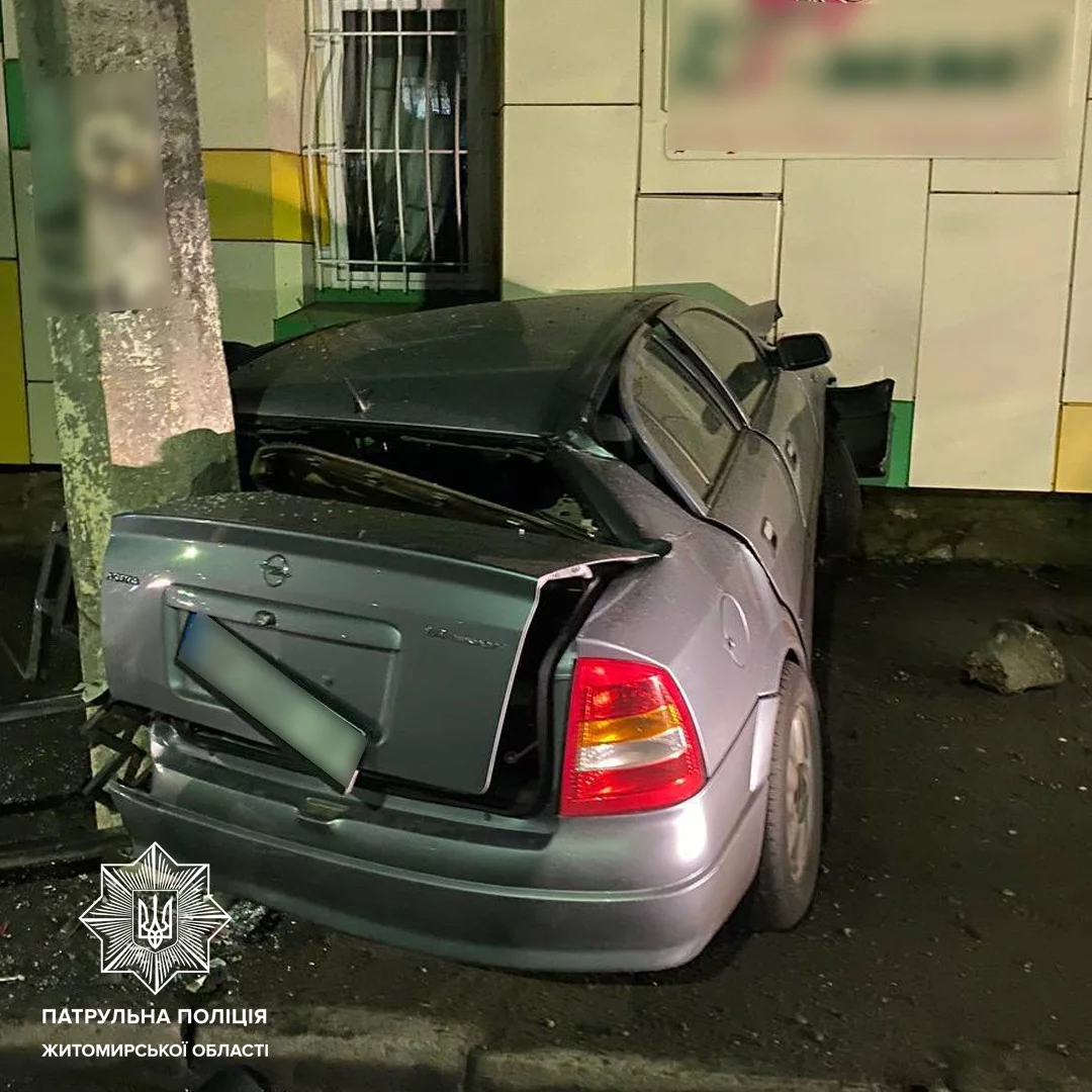 Ранкова ДТП у Житомирі: нетверезий водій Opel протаранив огорожу та будинок