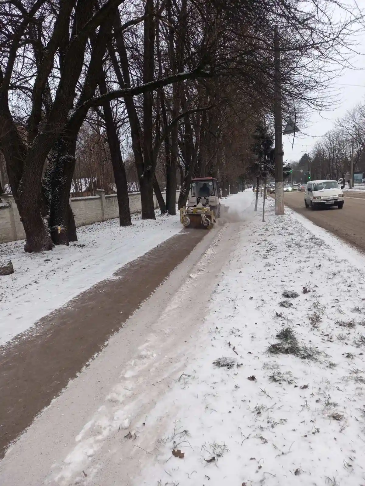 Житомир готується до зимової погоди: стартувала превентивна обробка доріг