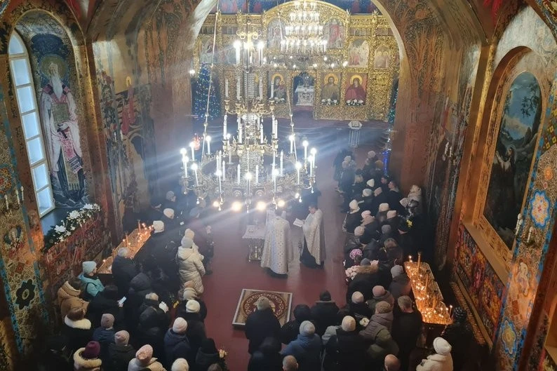 Житомир у жалобі: місто провело в останню путь маленьку Крістіну, життя якої забрала російська атака