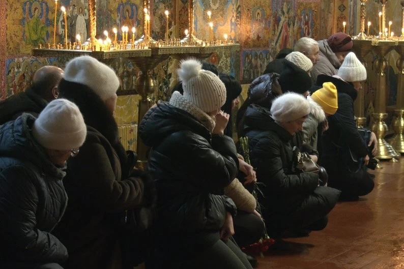 Житомир у жалобі: місто провело в останню путь маленьку Крістіну, життя якої забрала російська атака