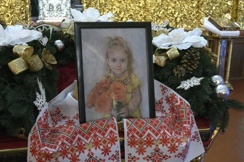 Житомир у жалобі: місто провело в останню путь маленьку Крістіну, життя якої забрала російська атака