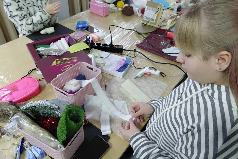Маленькі руки, велика традиція: восьмикласниця з Житомирщини створює різдвяний вертеп