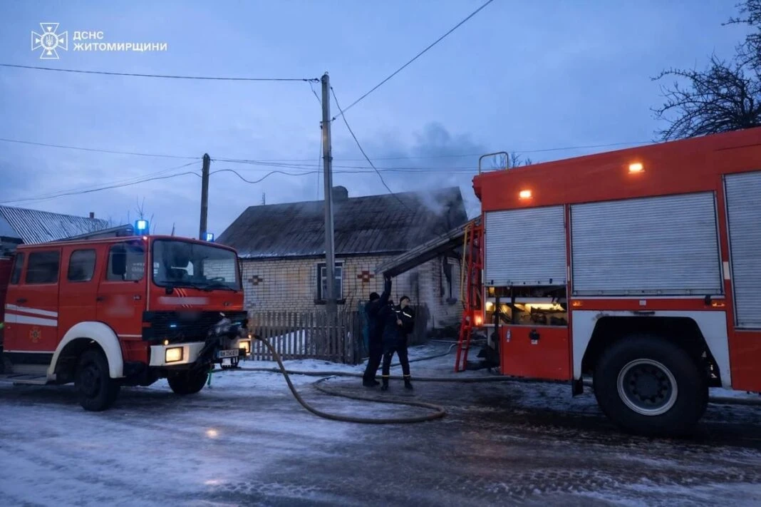 У Черняхові горів дах приватного будинку: обійшлося без жертв