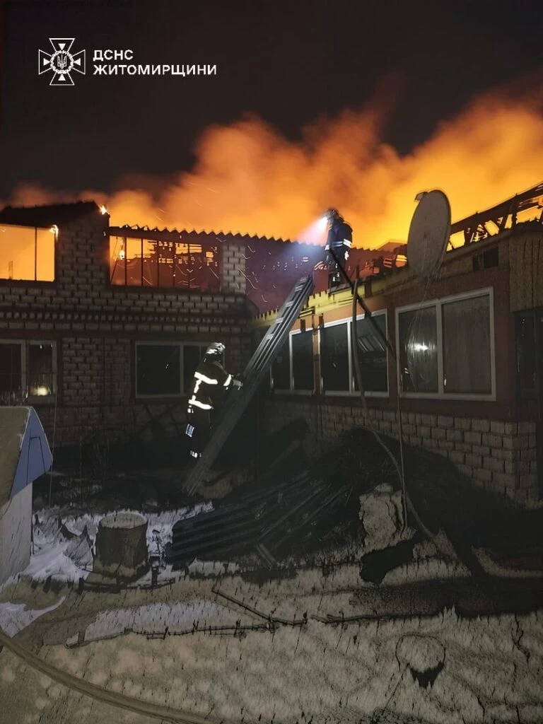 Пожежа у Новинах під Житомиром зруйнувала будівлі та ледь не перекинулась на сусідні домівки