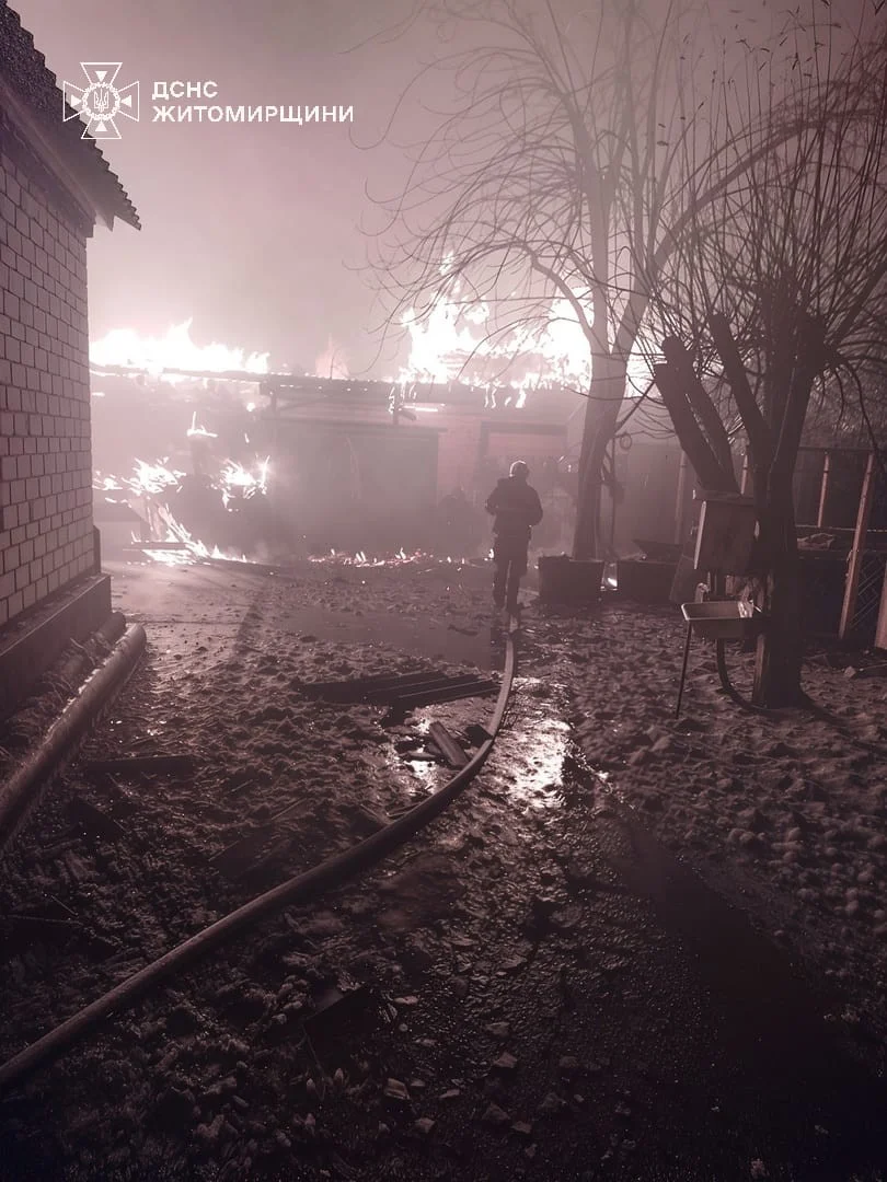 Пожежа у Новинах під Житомиром зруйнувала будівлі та ледь не перекинулась на сусідні домівки