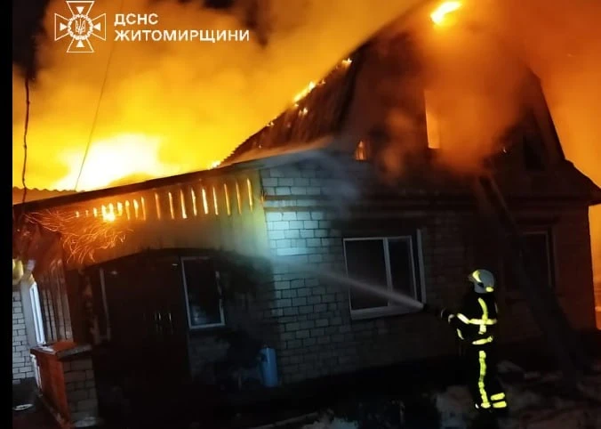 Пожежа у Новинах під Житомиром зруйнувала будівлі та ледь не перекинулась на сусідні домівки