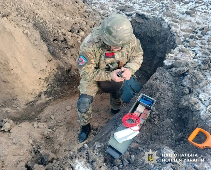 На Житомирщині сапери знешкодили бойову частину російської ракети