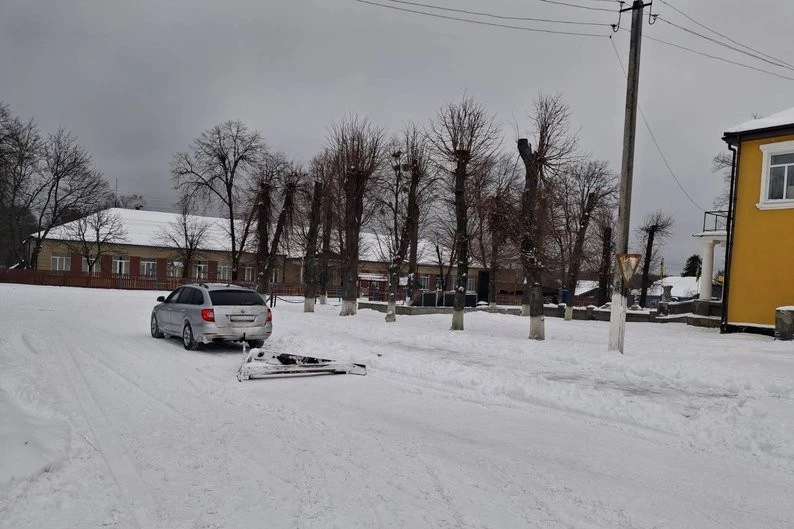 Житомирський староста власноруч розчищає сільські дороги за допомогою саморобного пристрою