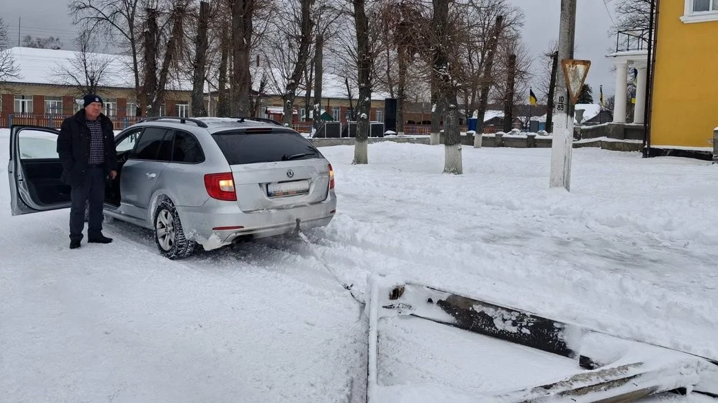 Житомирський староста власноруч розчищає сільські дороги за допомогою саморобного пристрою