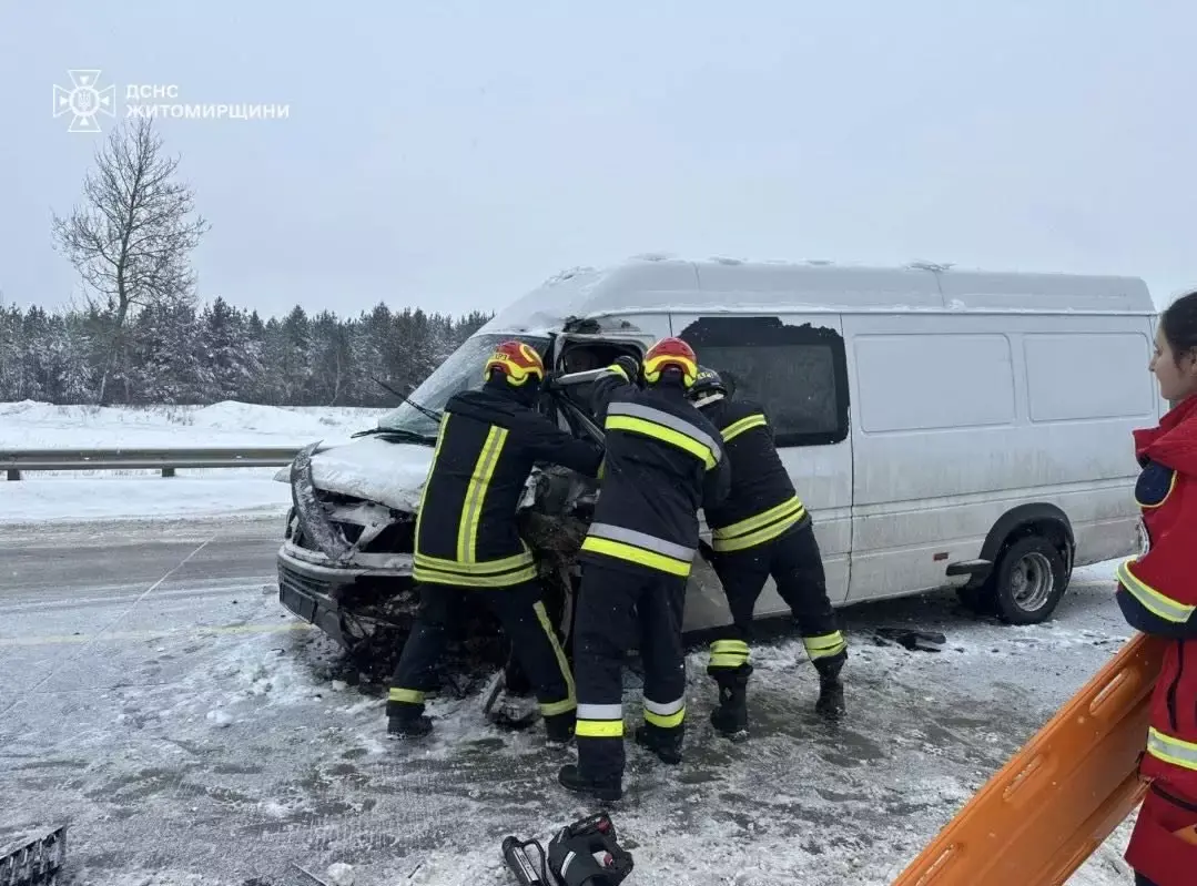 У Житомирському районі рятувальники звільнили водія з понівеченого мікроавтобуса
