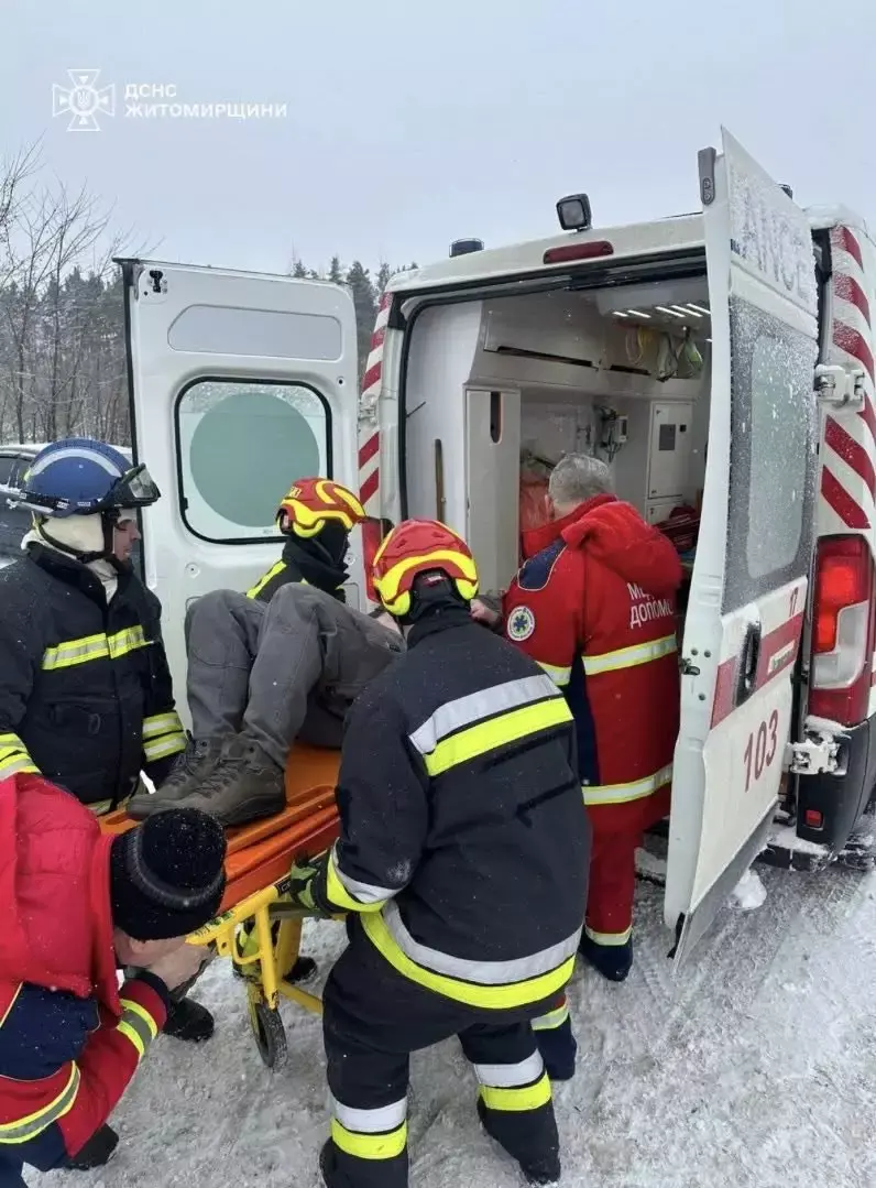 У Житомирському районі рятувальники звільнили водія з понівеченого мікроавтобуса